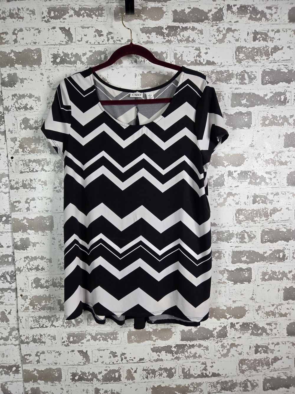 Cato Women's Blouse Top Size L Black White Chevron Zig Zag Short Sleeve Scoop